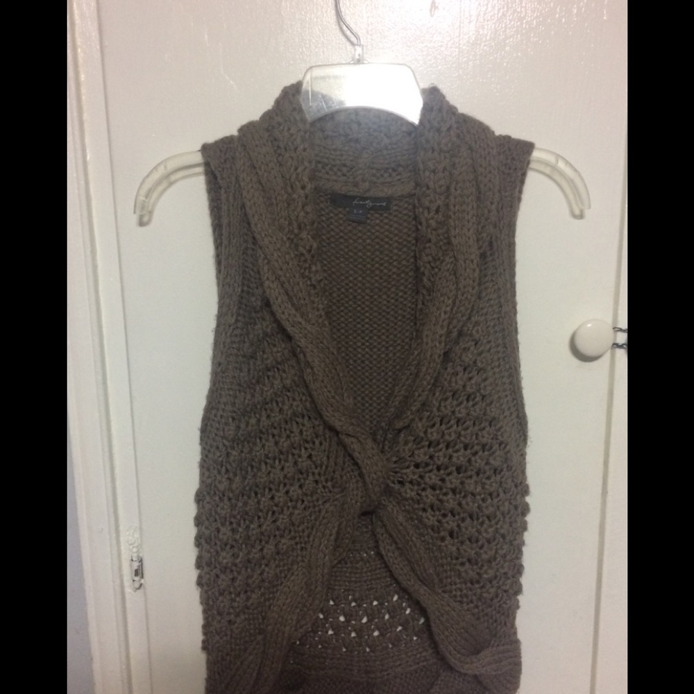 Knitted sleeveless cardigan